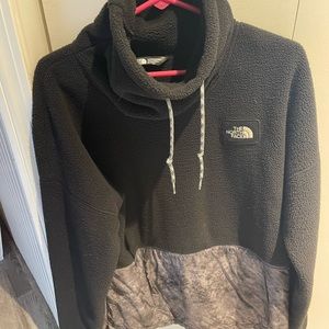 Womens The North Face pullover fleece.